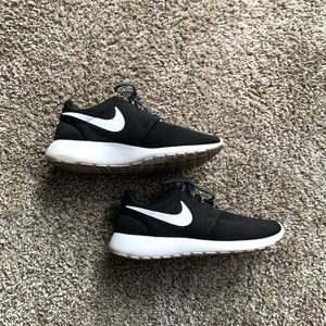 Nike Women’s Roshe One, Black, 6